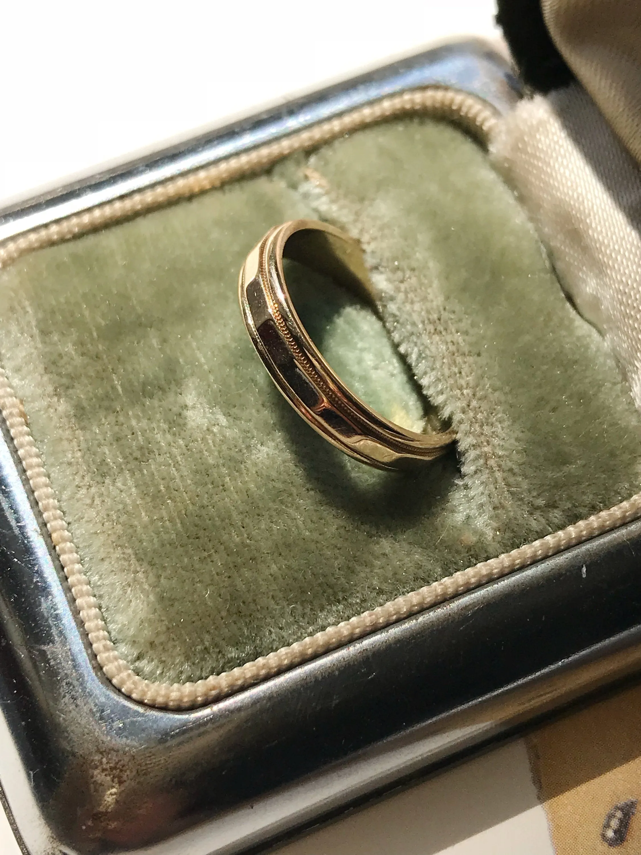 Beveled Milgrain Minimalist Gold Wedding Band - Size 5