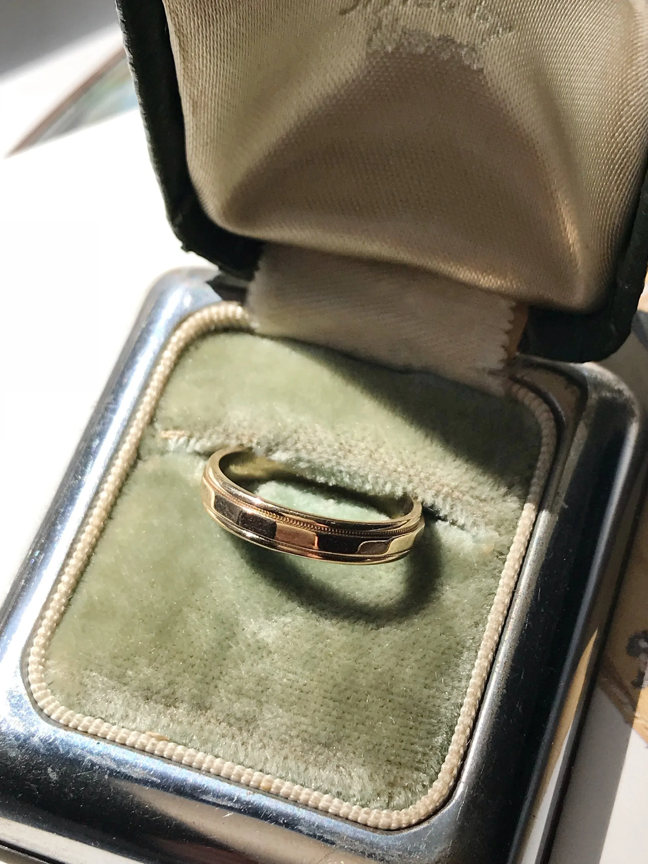 Beveled Milgrain Minimalist Gold Wedding Band - Size 5