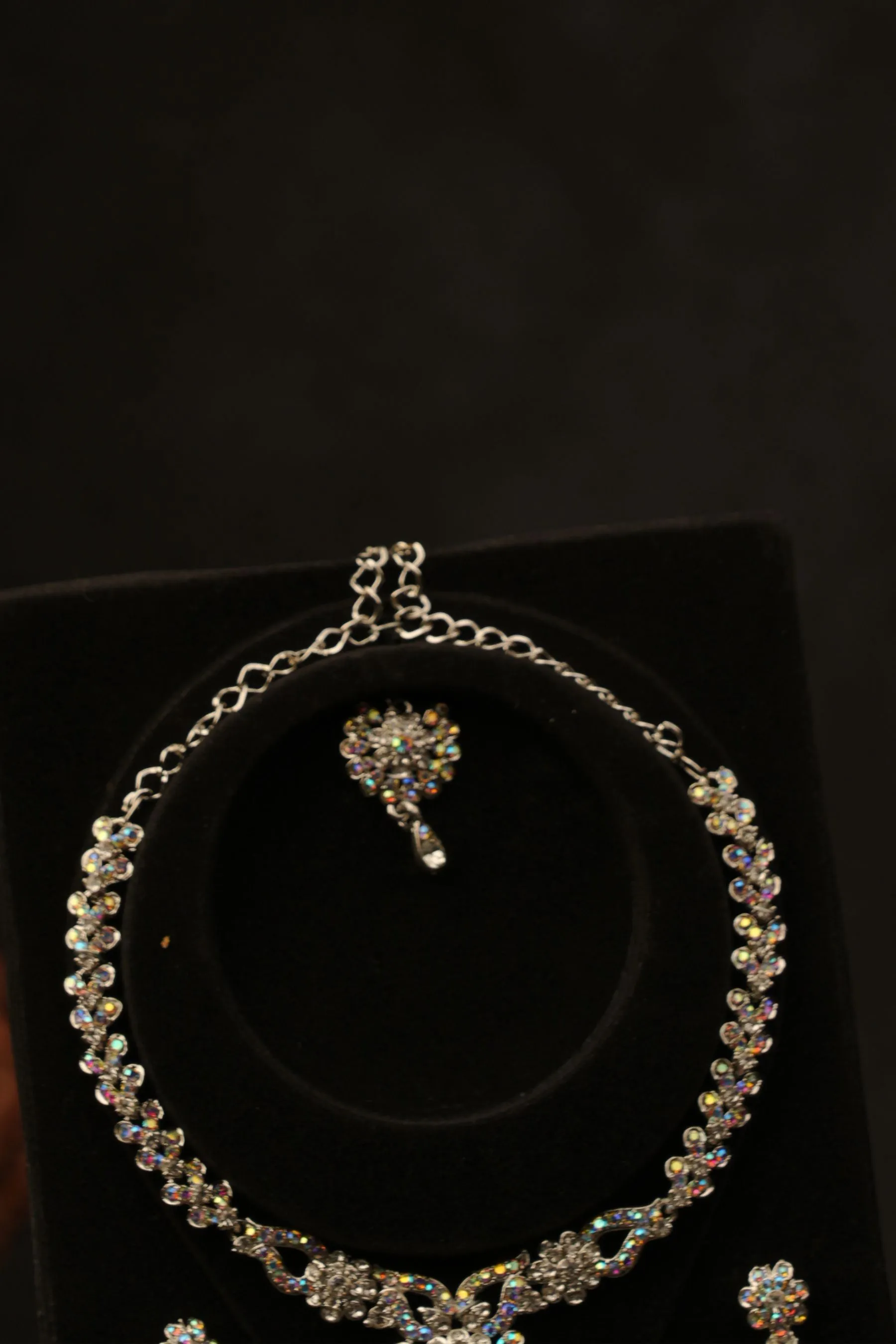 Exquisite Immitation Stone White Necklace Set - Includes Sparkling Earrings