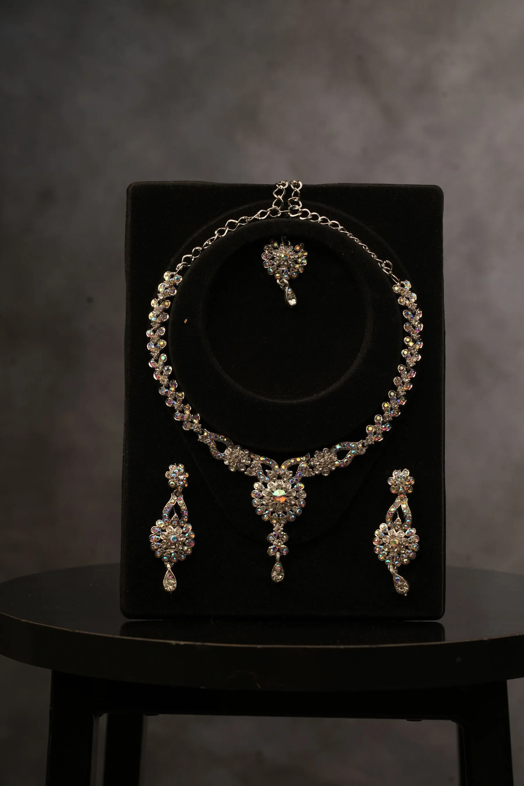 Exquisite Immitation Stone White Necklace Set - Includes Sparkling Earrings