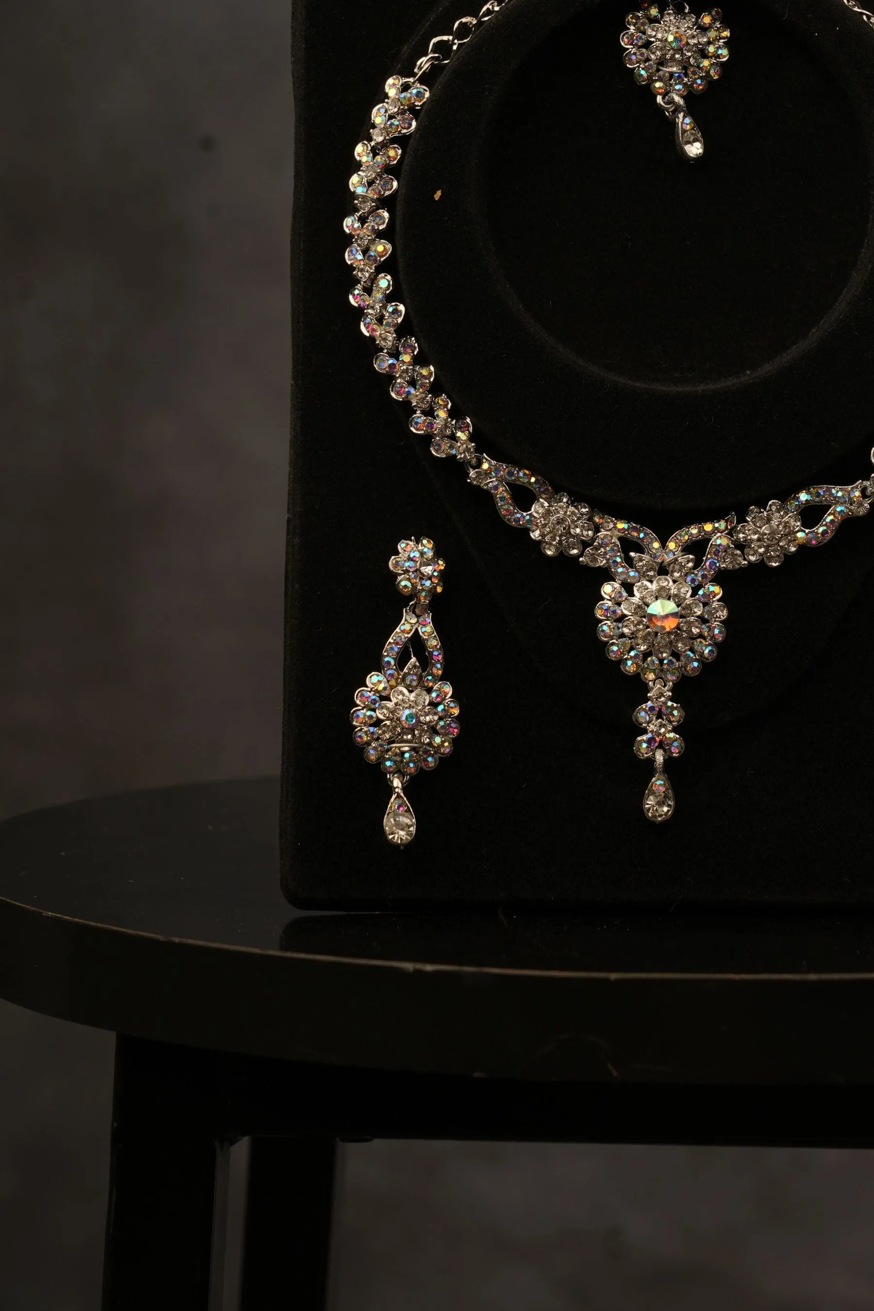 Exquisite Immitation Stone White Necklace Set - Includes Sparkling Earrings