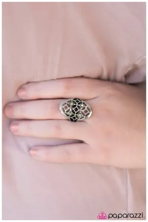 Paparazzi Ring ~ Vintage D��cor - Green